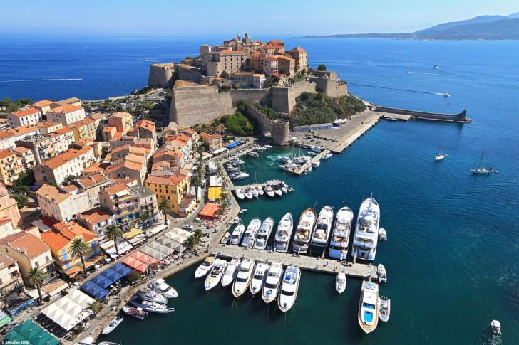 Cette semaine, on prolonge l’été direction la Corse !